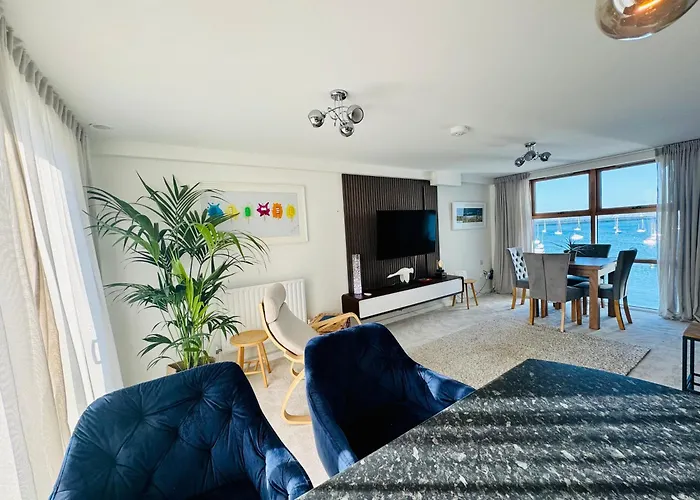Marina Sea View Apt - Second Floor With Lift, Modern