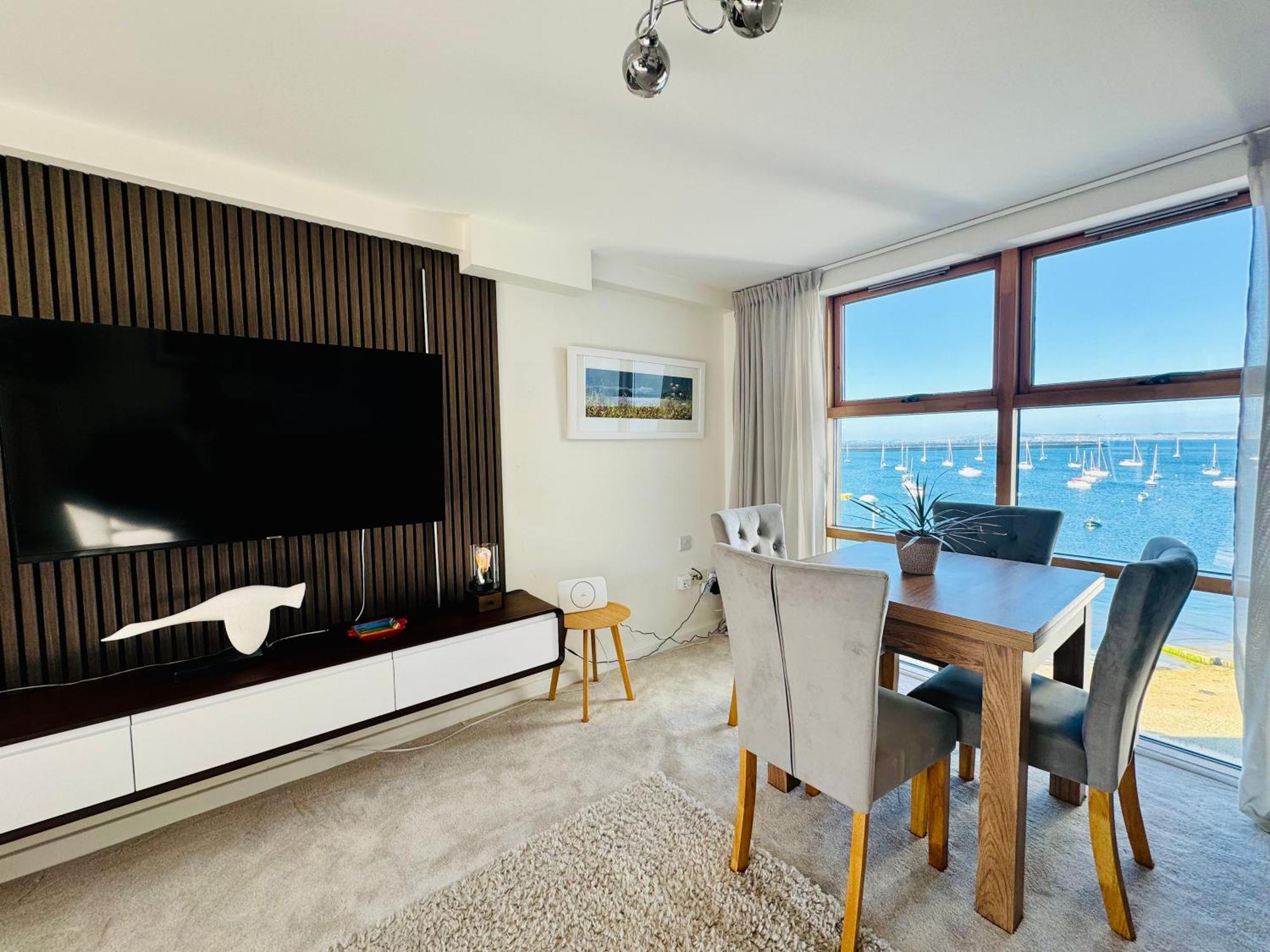 Marina Sea View - Second Floor With Lift, Modern Apartment Holyhead